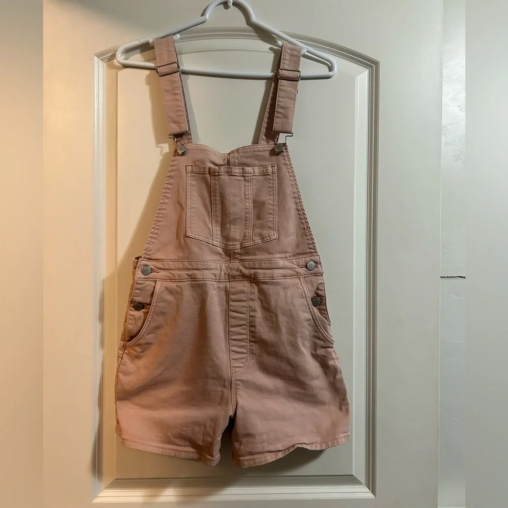 Rolla’s Original Short Light Pink Denim Overalls‎ size small